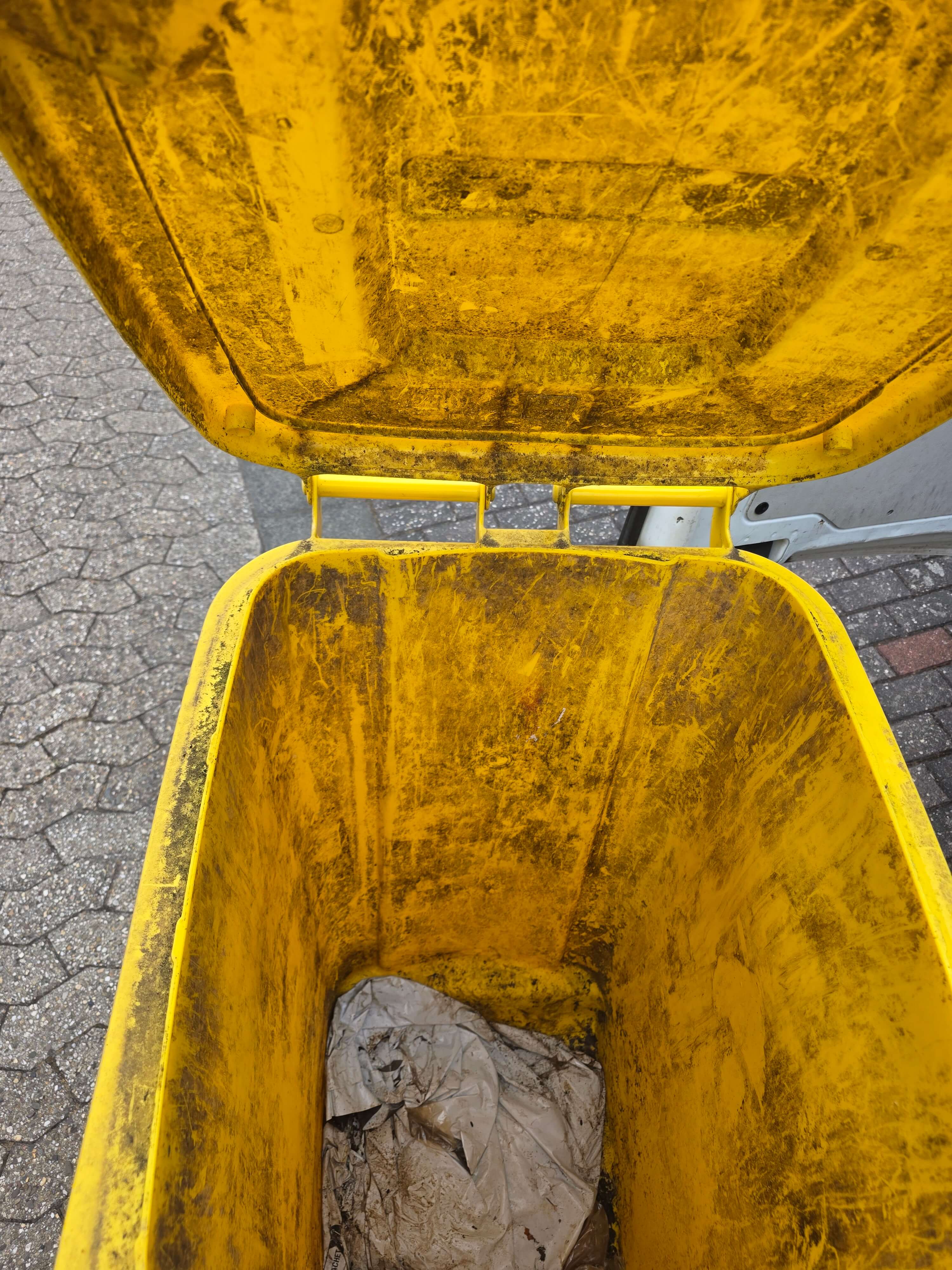 Biotonne vor der Reinigung