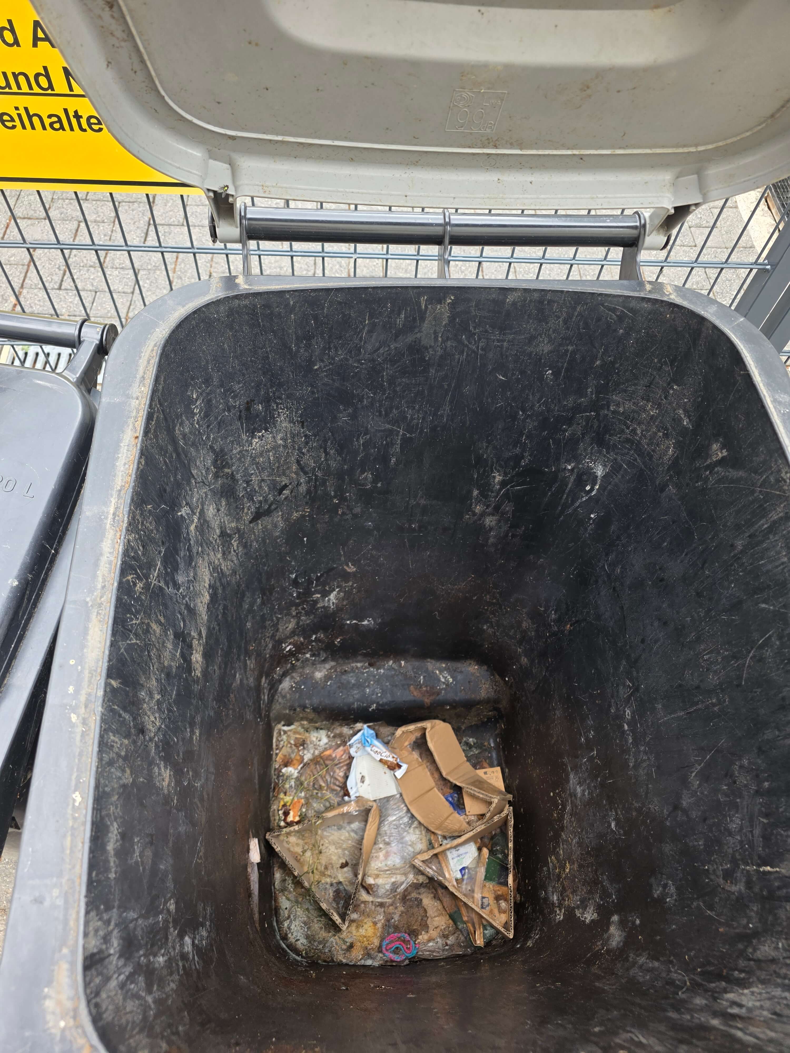 Restmülltonne vor der Reinigung